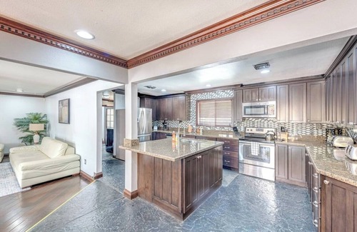 Las Vegas House | Ideal 4BR Home with Pool, Spa & Basketball Court Retreat
