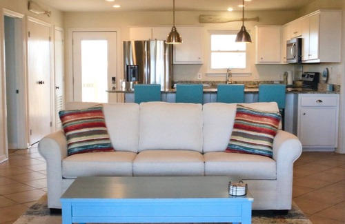 Dauphin Island House | Dog-Friendly Retreat with Private Beach and Free Kayaks