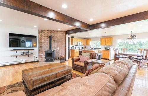Colorado Springs House | Spacious Multi-Family Retreat with Hot Tub & Outdoor Living