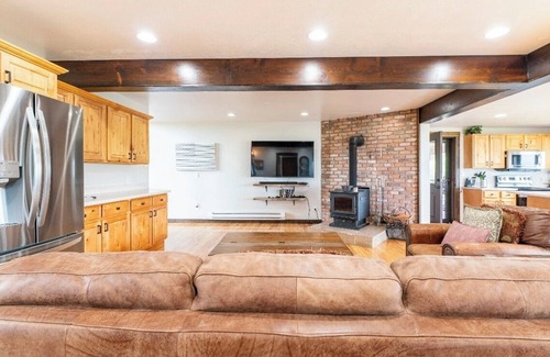 Colorado Springs House | Spacious Multi-Family Retreat with Hot Tub & Outdoor Living