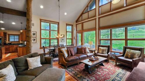 Stonehaven House | Inviting Apres Ski & Golf Retreat with Hot Tub and Kids' Fun