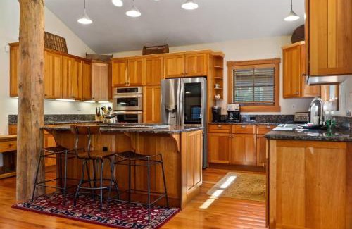 Stonehaven House | Inviting Apres Ski & Golf Retreat with Hot Tub and Kids' Fun