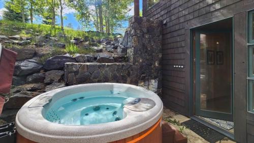 Stonehaven House | Inviting Apres Ski & Golf Retreat with Hot Tub and Kids' Fun