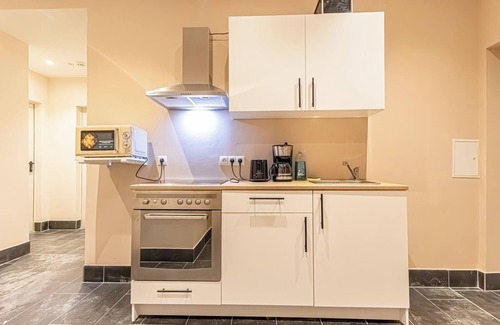 Neulerchenfeld Apartment | 4BR Apt. for Groups 6-Min to Stadthalle