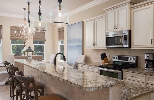 Villa Lago House | Beach House with Designer Decor & 2 Golf Carts, Near Pool