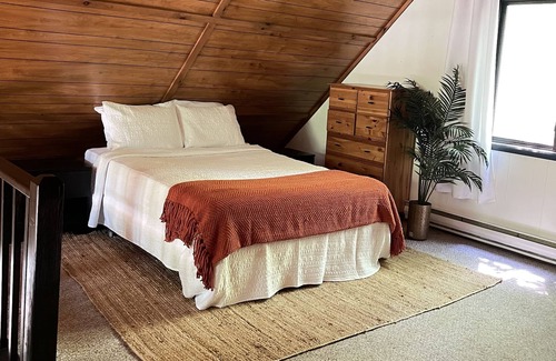 Lakeville Ski Chalet | 4BR Cabin in the Amenity Filled Lake Wallenpaupack Estates Lakefront Community