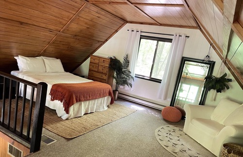 Lakeville Ski Chalet | 4BR Cabin in the Amenity Filled Lake Wallenpaupack Estates Lakefront Community