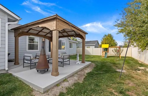 Twin Falls House | Inviting Canyonview Getaway with Family-Friendly Perks