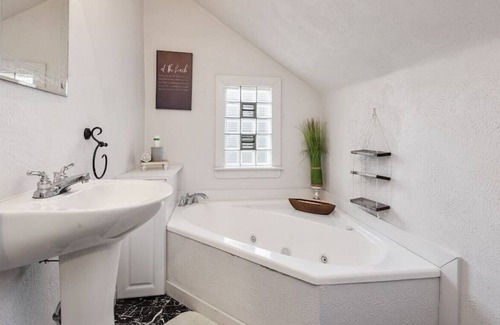 New Kensington Apartment | 4BR Chalet with Seasonal Pool Hot Tub