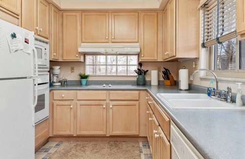 New Kensington Apartment | 4BR Chalet with Seasonal Pool Hot Tub
