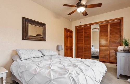 New Kensington Apartment | 4BR Chalet with Seasonal Pool Hot Tub