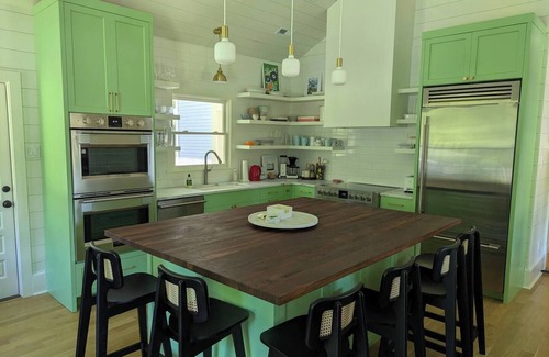 Bahama House | 4BR Farm House | Chef's Kitchen | Firepit