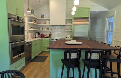 Bahama House | 4BR Farm House | Chef's Kitchen | Firepit