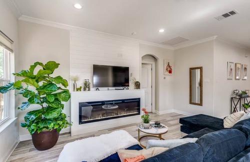 Wheatland House | 4BR Farmhouse N Po in Spencer