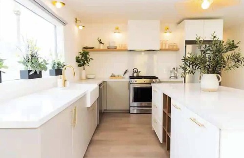Little Italy House | 4BR - Free Parking - Walk to Nightlife in Little Italy!