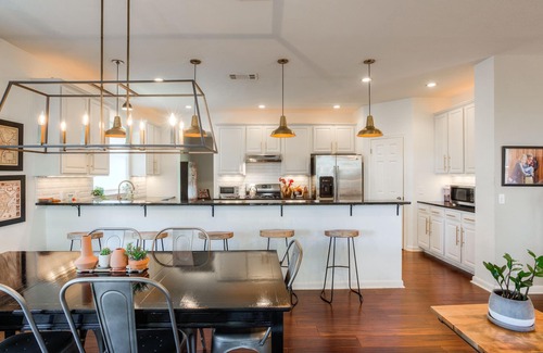 Travis Country House | Family-Friendly 4BR Hill Country Home with Pool & Breakfast