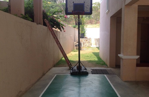 Nasugbu House | Inviting 4BR House with Pool & Billiards at Terrazas