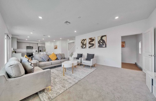 Moreno Valley House | 4BR house|WiFi |Mainfloor Bedroom|Near Ridge Crest Elementary #42252