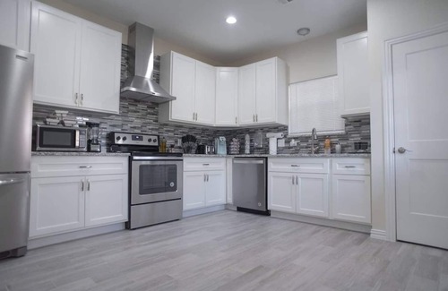 West Dallas House | Modern 4BR Home with Pool, Jacuzzi & High Guest Rating