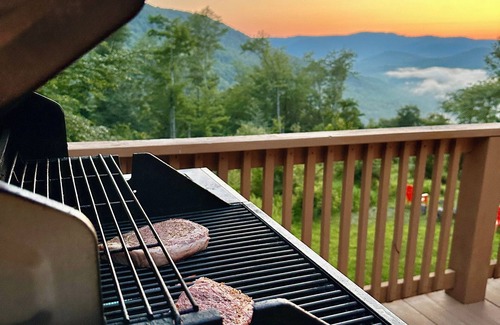 Slaty Fork Cabin | Scenic Vista Cabin Retreat with Hot Tub & Sauna Amenities