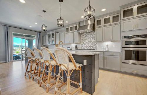 Monument House | Relaxing 4BR Retreat with Movie Theater and Pool Table