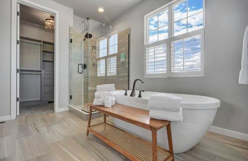 Monument House | Relaxing 4BR Retreat with Movie Theater and Pool Table