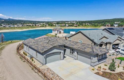 Monument House | Relaxing 4BR Retreat with Movie Theater and Pool Table