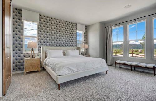 Monument House | Relaxing 4BR Retreat with Movie Theater and Pool Table
