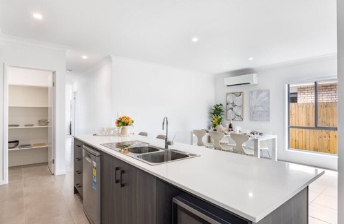 Browns Plains House | Comfortable 4BR Home with Breakfast & Family-Friendly Perks