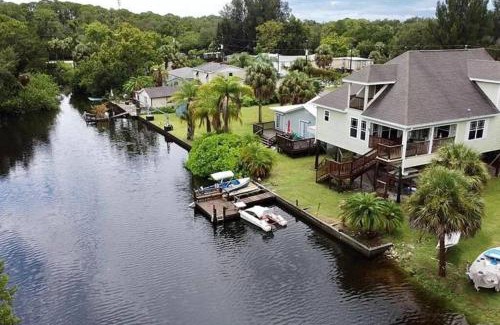 Hudson House | Idyllic 4BR Retreat with Private Dock & Kayak Access