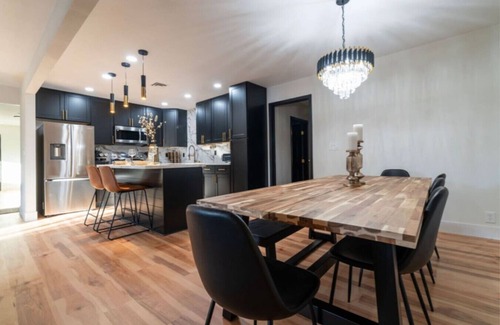 Rancho Oakey House | 4BR Retreat w/Jacuzzi, BBQ & Near Vegas Strip