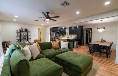 Rancho Oakey House | 4BR Retreat w/Jacuzzi, BBQ & Near Vegas Strip