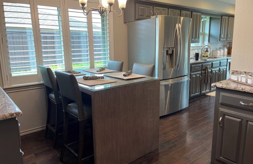 Richardson House | 4BR Sleeps 10/ 2.5 baths w/Pool, Grill, Air Hockey