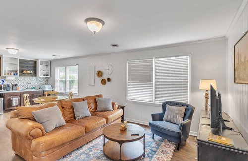Wade Hampton House | Pet-Friendly 4BR Retreat with Sunroom and Fire Pit