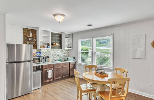 Wade Hampton House | Pet-Friendly 4BR Retreat with Sunroom and Fire Pit