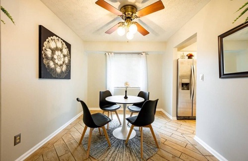 Acton House | Ideal Home with Billiards, Ping Pong & Top Guest Ratings