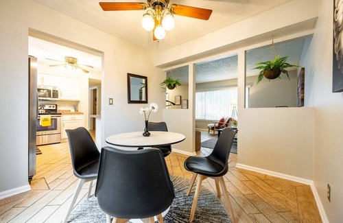 Acton House | Ideal Home with Billiards, Ping Pong & Top Guest Ratings