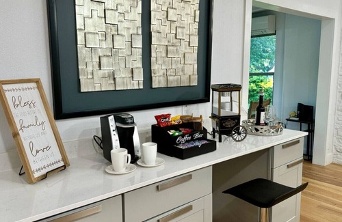 North Austin Civic Association House | Family-Friendly 4BR Retreat with Fast Wifi & Spa Access