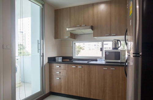 Khlong Toei Nuea Apartment | Spacious 3-Bedroom Retreat in Downtown Bangkok