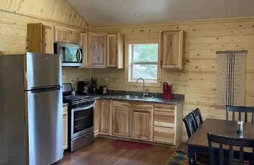 Taos Ski Valley Cabin | Charming 4K River Ranch Cabin with Kitchen & Breakfast