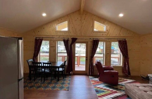 Taos Ski Valley Cabin | Charming 4K River Ranch Cabin with Kitchen & Breakfast