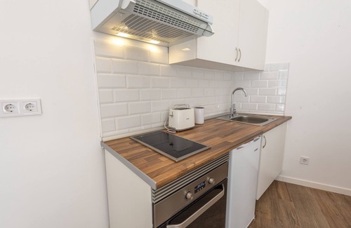 Vista Alegre House | Convenient Stay Near Sol: Metro Access, Wifi & More