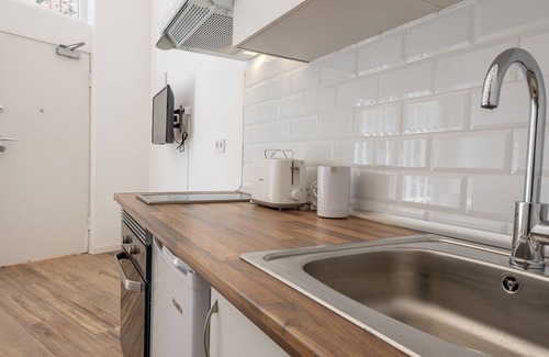 Vista Alegre House | Convenient Stay Near Sol: Metro Access, Wifi & More