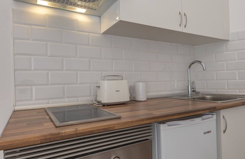 Vista Alegre House | Convenient Stay Near Sol: Metro Access, Wifi & More