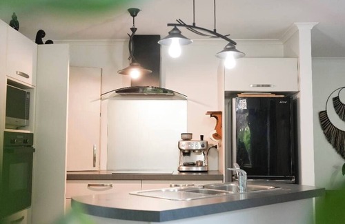 Nelson House | 4kms from CBD, pet-friendly, bike tracks/bus right out the gate, family/couples