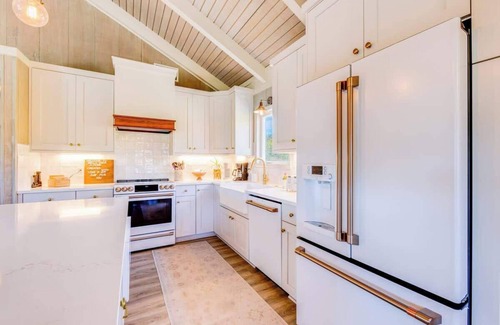 Duck Cottage | 4Min Walk to Beach + Community Pool & Tennis