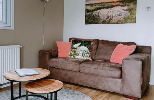 Oosterwolde Ski Chalet | Cozy Chalet TOLVE with Bikes Near Nature Reserves
