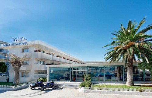 L'Hospitalet de l'Infant Hotel | Experience Comfort at 4R Meridià Mar with Ocean Views