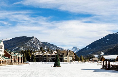 Silverthorne Villa | Modern 4-Star Retreat: 4th Street Crossing #320d Awaits