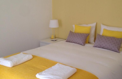 Falca House | Budget-Friendly 4U Lisbon II Guesthouse with Family Amenities